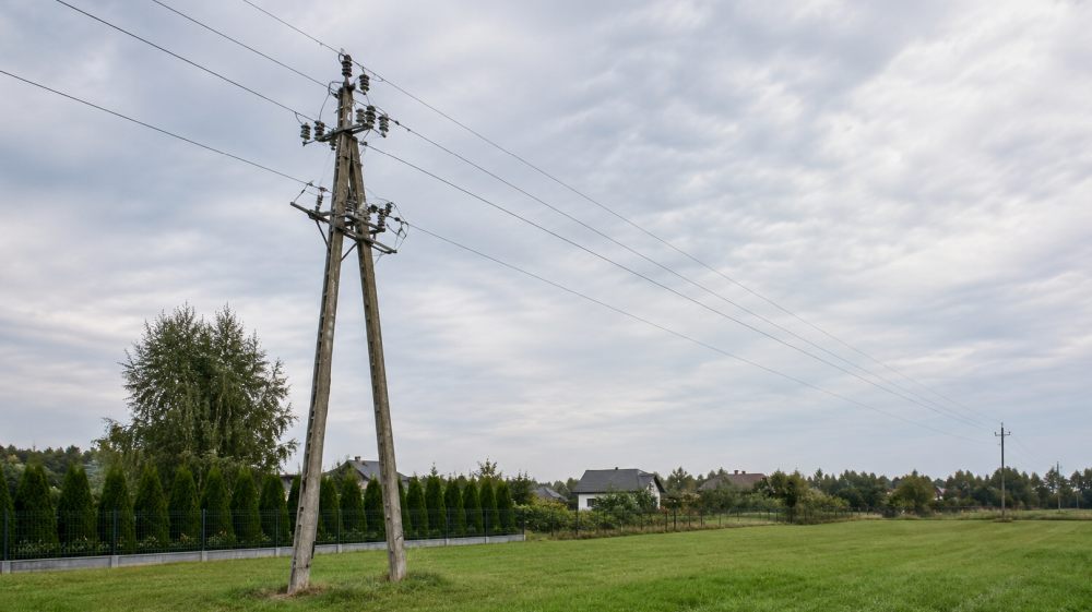 Słup energetyczny na działce a służebność przesyłu – co może zrobić właściciel?